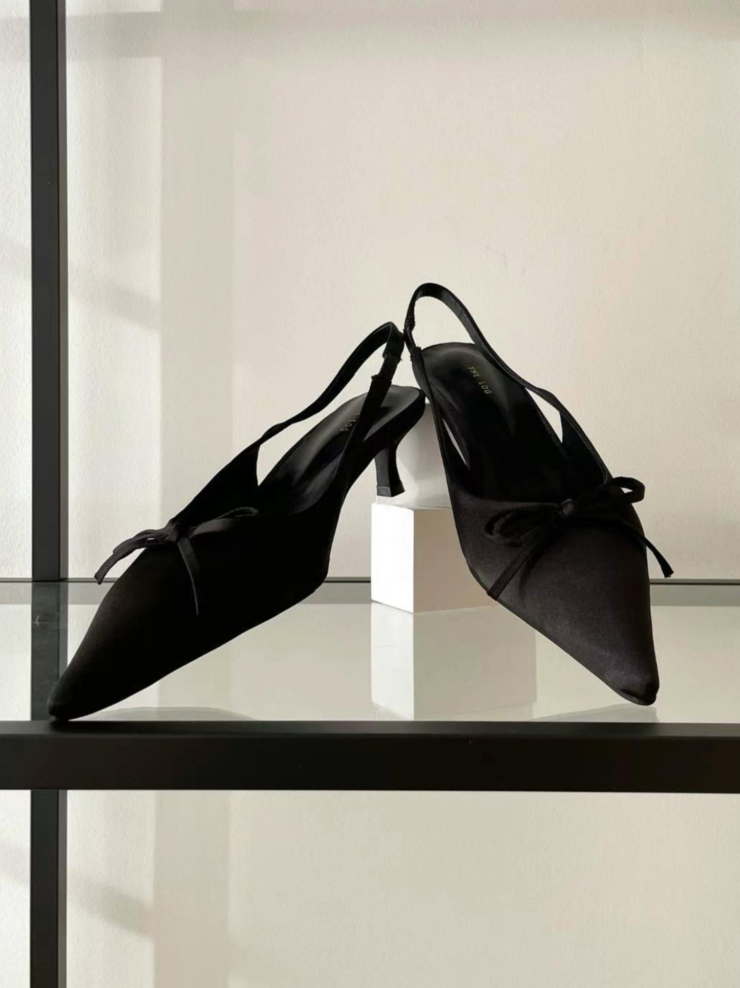 Pointed Ribbon Shoes