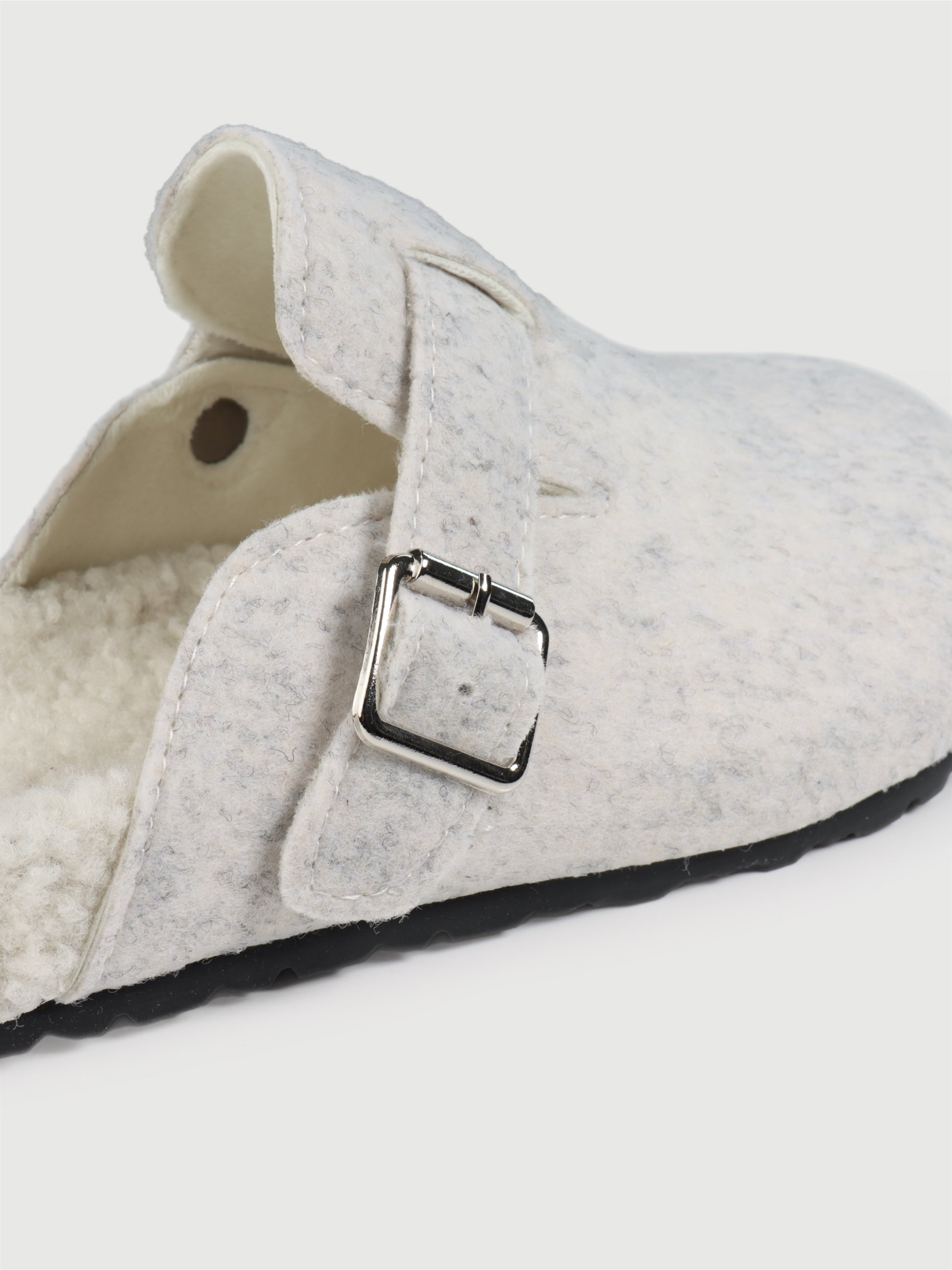 Mou Slippers in Shiro