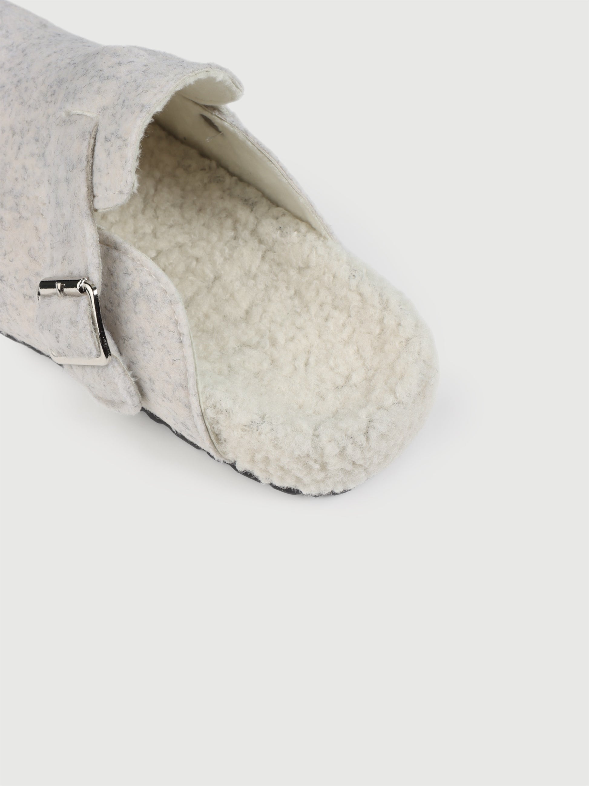 Mou Slippers in Shiro