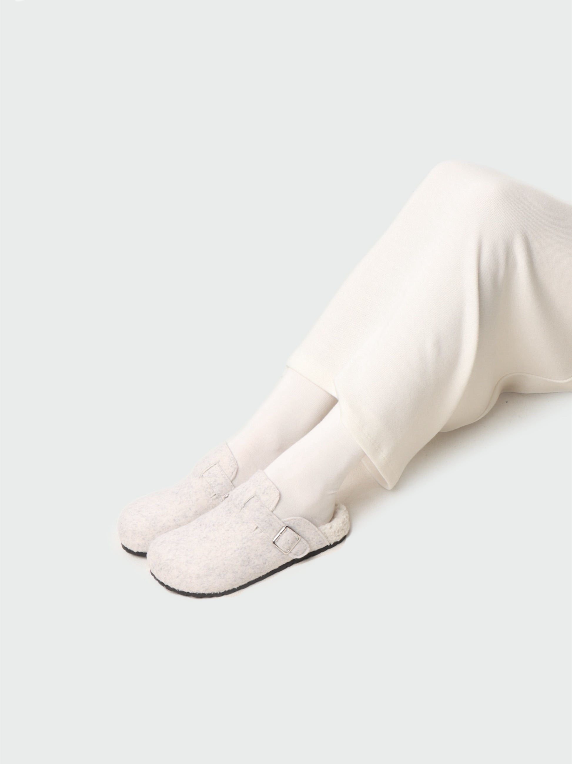Mou Slippers in Shiro