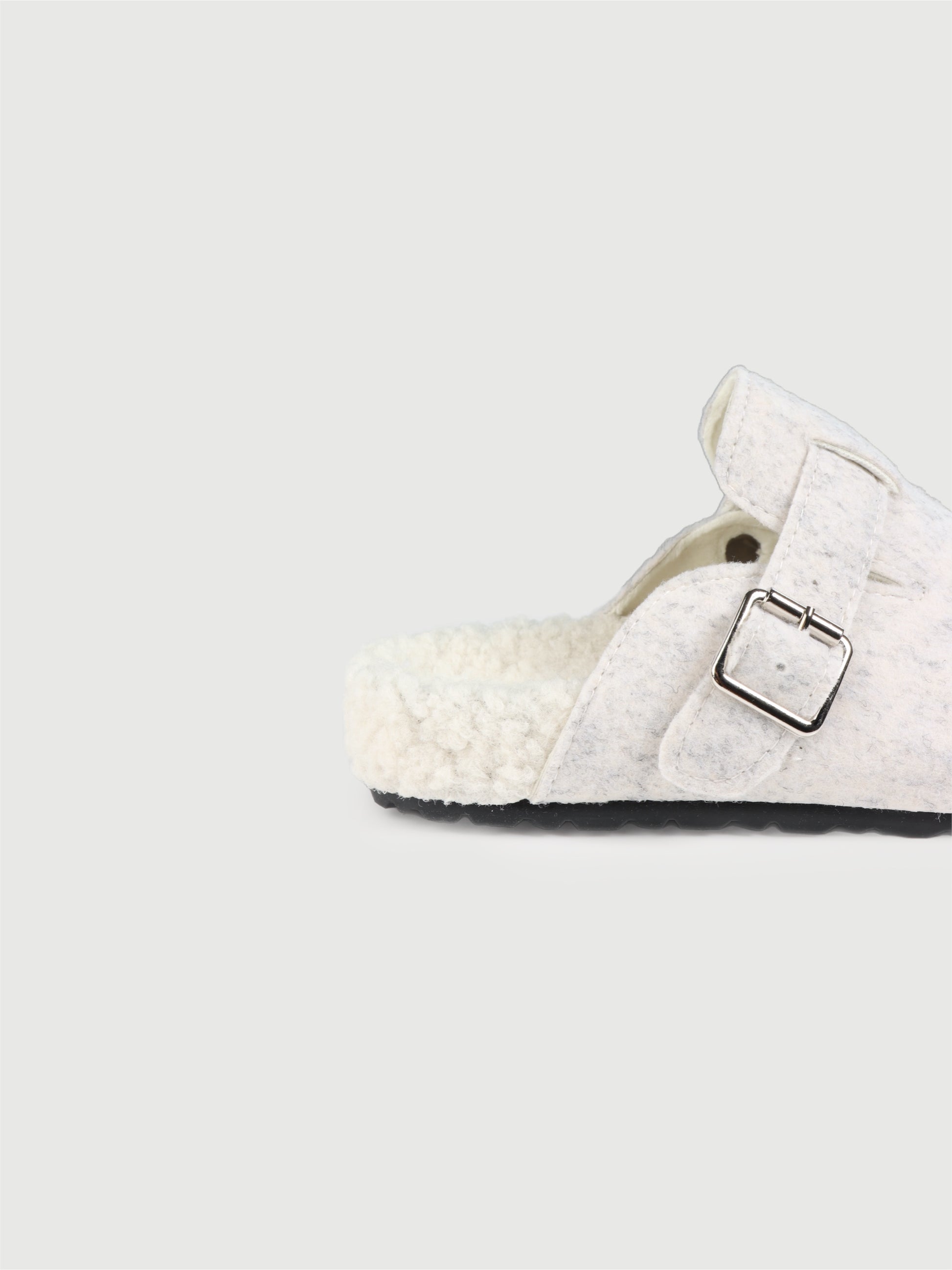 Mou Slippers in Shiro