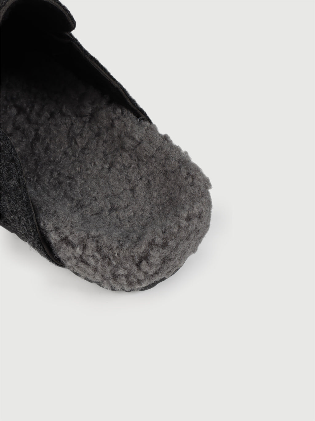 Mou Slippers in Grey
