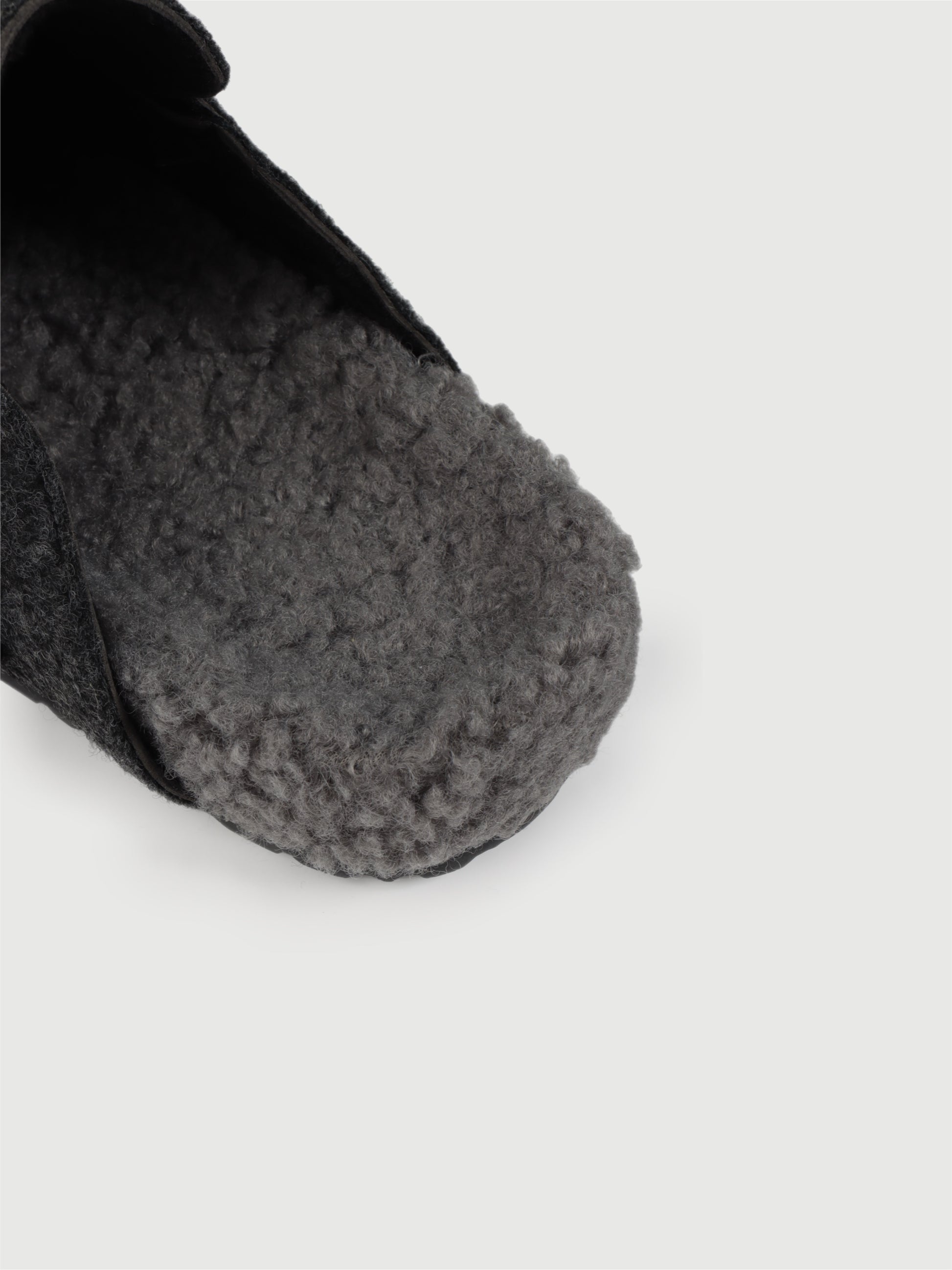 Mou Slippers in Grey